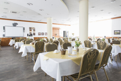 Zu sehen ist das "Alte Postamt" im Altwernigeröder Apparthotel. Es ist einer von 3 Veranstaltungssäalen im Apparthotel und besten geeignet für Ihre Hochzeit in Wernigerode.