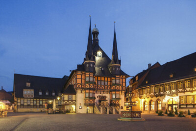 Auf dem Bild sehen Sie das Wernigeröder Rathaus, dass sich direkt in der Wernigeröder Altstadt befindet. Gleich nebenan liegt unser Altwernigeröder Apparthotel, welches somit der perfekte Ort für Ihre Hochzeit in Wernigerode ist.