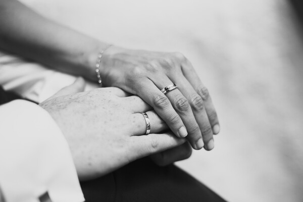 Hand von Braut und Bräutigam mit Hochzeitringen direkt nach der Hochzeit in Wernigerode - Bild Hochzeitsfoto Mr and Mrs Right
